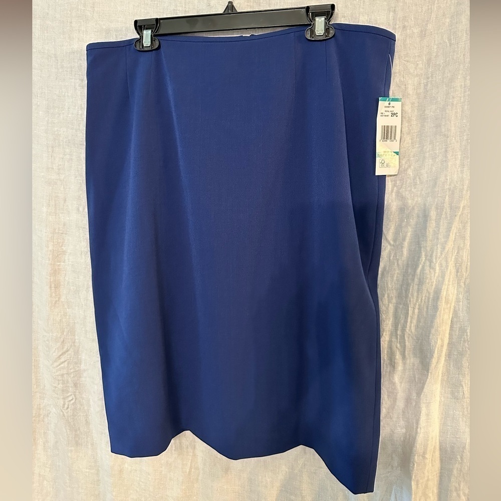 Le Suit Navy fully lined Skirt Size 16. New with tags - By Kasper Group